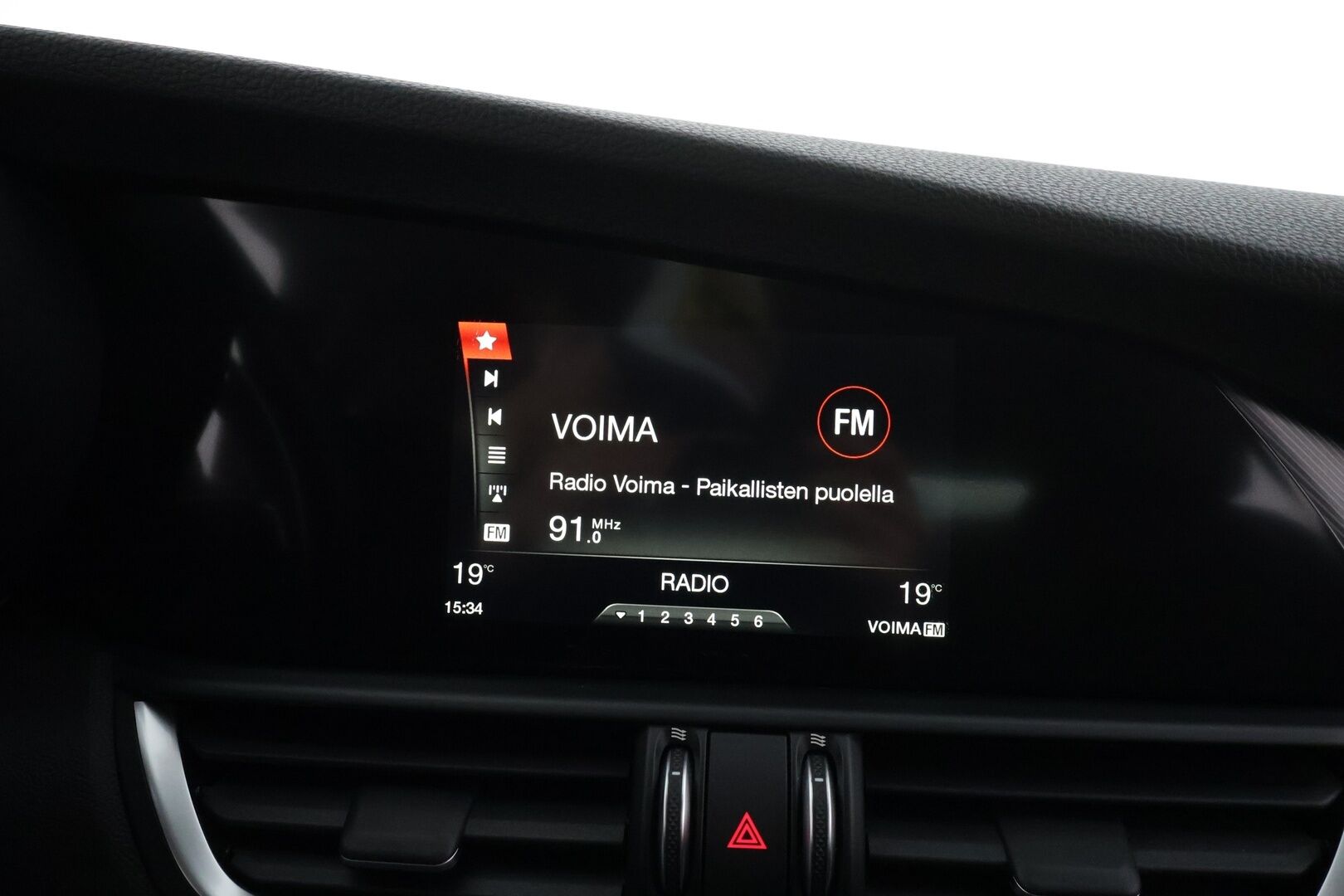 Alfa Romeo Giulia 2018 2,0 Bensiini 280hp AT8 AWD Veloce *Vakkari / Muistipenkki / Kaistavahti / Nahkaverhoilu /  Keyless / Lohkolämmitin * - Suomi-auto / Kahdet renkaat vanteilla - HULLUT VÄLIPÄIVÄT KORKOTARJOUS 2,49%