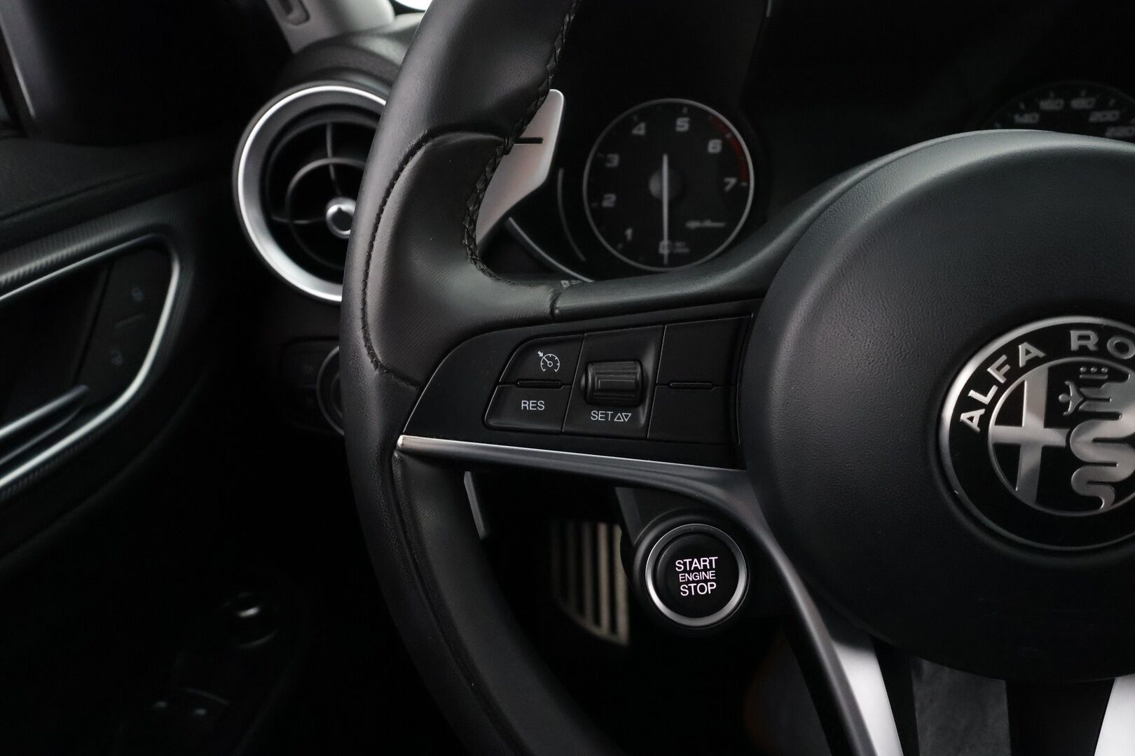 Alfa Romeo Giulia 2018 2,0 Bensiini 280hp AT8 AWD Veloce *Vakkari / Muistipenkki / Kaistavahti / Nahkaverhoilu /  Keyless / Lohkolämmitin * - Suomi-auto / Kahdet renkaat vanteilla - Osta nyt, maksa vasta ensi vuonna