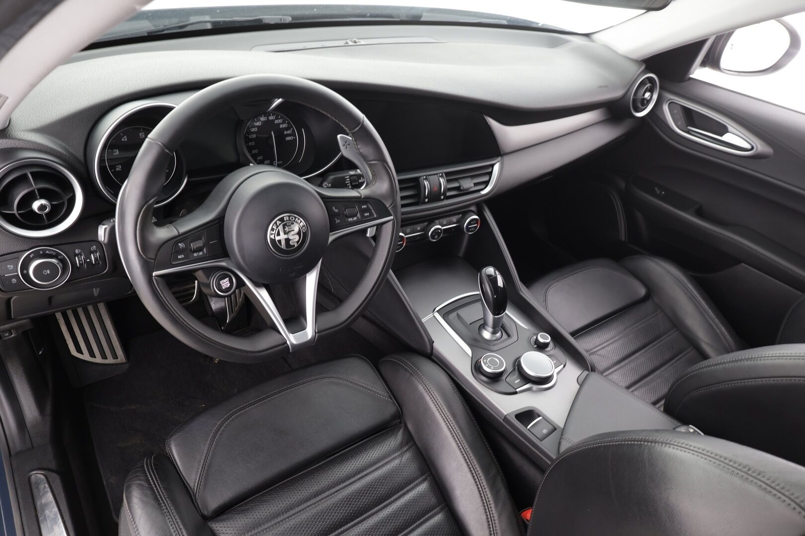 Alfa Romeo Giulia 2018 2,0 Bensiini 280hp AT8 AWD Veloce *Vakkari / Muistipenkki / Kaistavahti / Nahkaverhoilu /  Keyless / Lohkolämmitin * - Suomi-auto / Kahdet renkaat vanteilla - Osta nyt, maksa vasta ensi vuonna