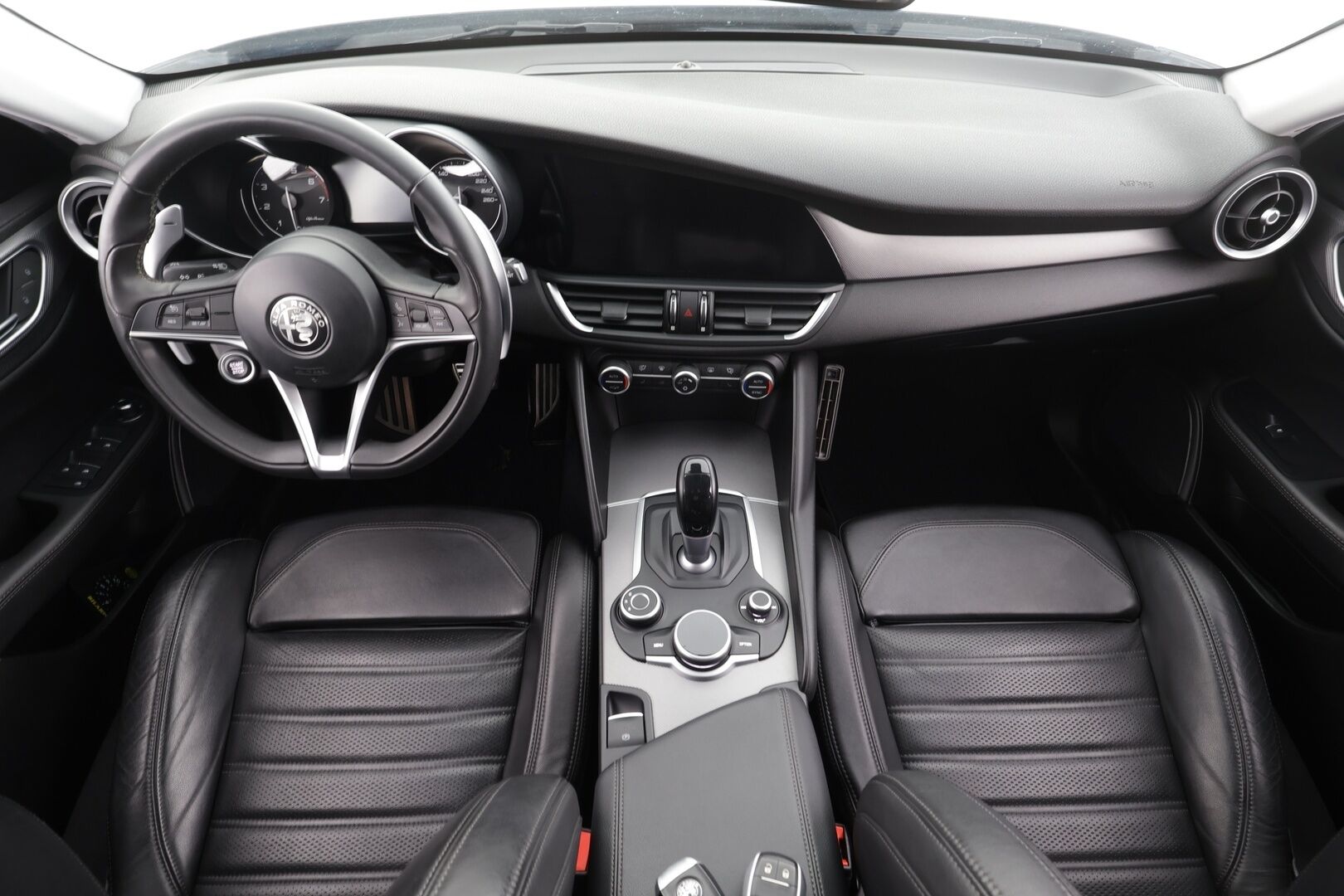 Alfa Romeo Giulia 2018 2,0 Bensiini 280hp AT8 AWD Veloce *Vakkari / Muistipenkki / Kaistavahti / Nahkaverhoilu /  Keyless / Lohkolämmitin * - Suomi-auto / Kahdet renkaat vanteilla - HULLUT VÄLIPÄIVÄT KORKOTARJOUS 2,49%