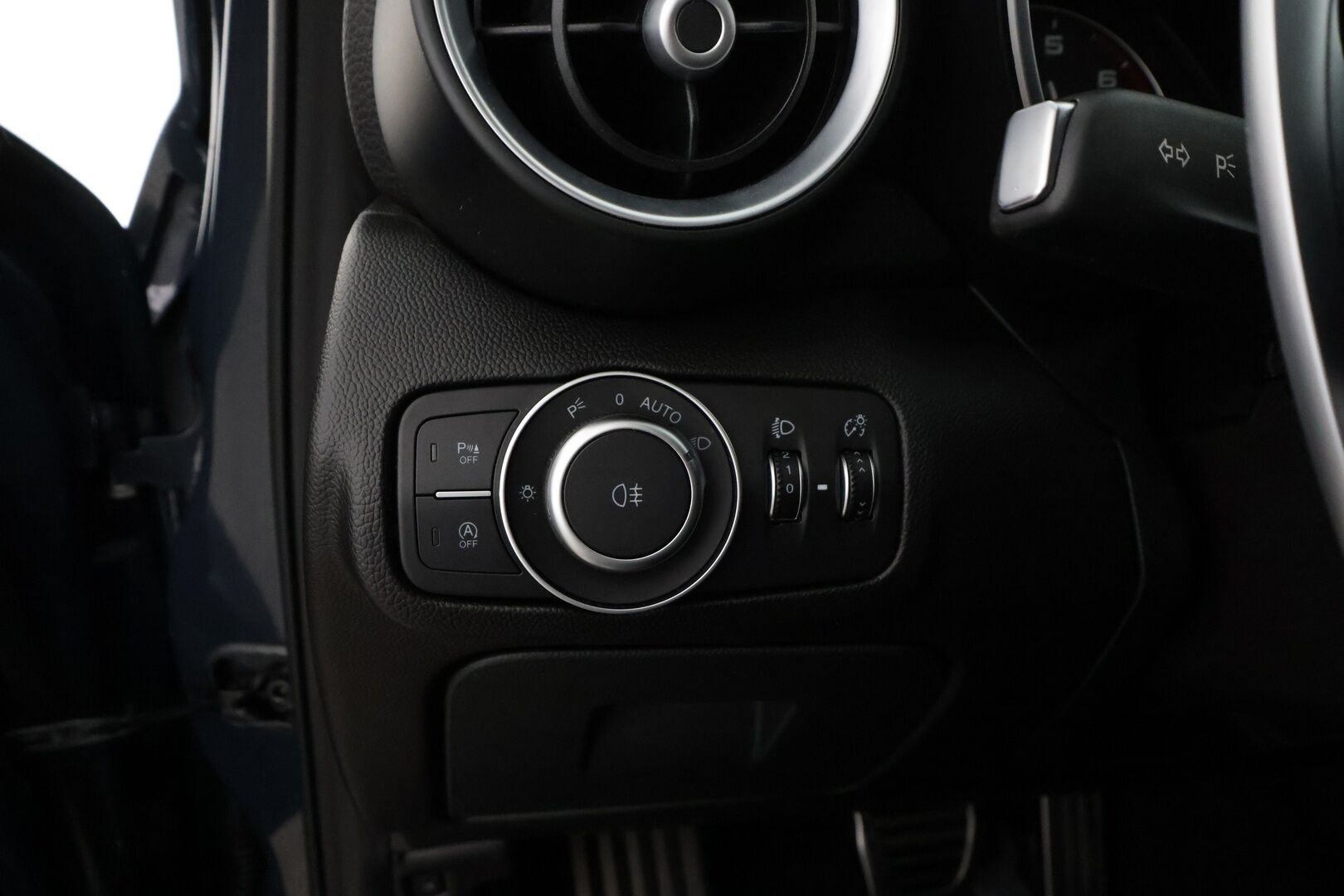 Alfa Romeo Giulia 2018 2,0 Bensiini 280hp AT8 AWD Veloce *Vakkari / Muistipenkki / Kaistavahti / Nahkaverhoilu /  Keyless / Lohkolämmitin * - Suomi-auto / Kahdet renkaat vanteilla - HULLUT VÄLIPÄIVÄT KORKOTARJOUS 2,49%