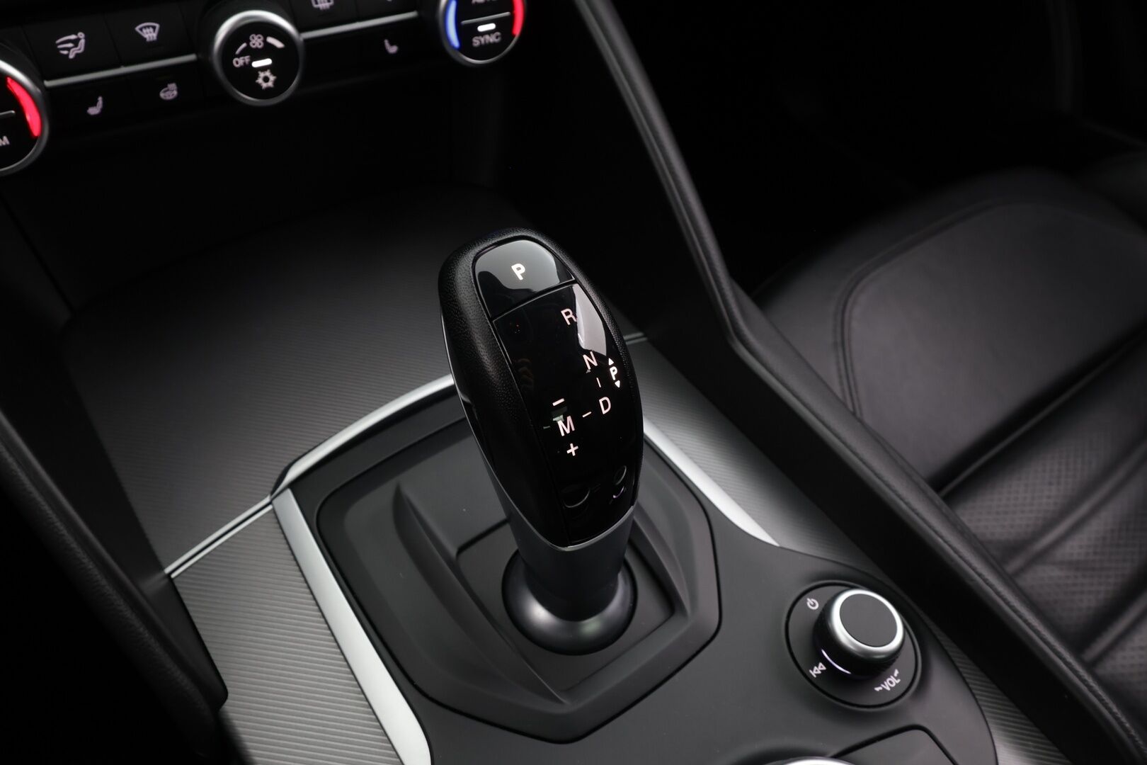 Alfa Romeo Giulia 2018 2,0 Bensiini 280hp AT8 AWD Veloce *Vakkari / Muistipenkki / Kaistavahti / Nahkaverhoilu /  Keyless / Lohkolämmitin * - Suomi-auto / Kahdet renkaat vanteilla - HULLUT VÄLIPÄIVÄT KORKOTARJOUS 2,49%