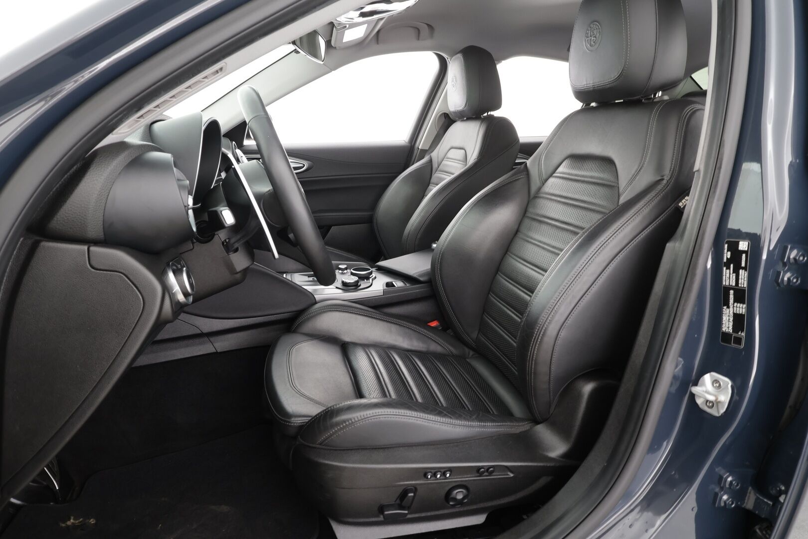 Alfa Romeo Giulia 2018 2,0 Bensiini 280hp AT8 AWD Veloce *Vakkari / Muistipenkki / Kaistavahti / Nahkaverhoilu /  Keyless / Lohkolämmitin * - Suomi-auto / Kahdet renkaat vanteilla - HULLUT VÄLIPÄIVÄT KORKOTARJOUS 2,49%