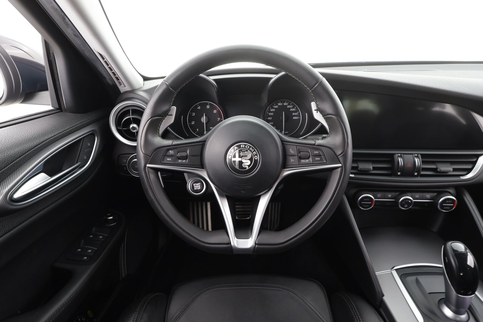 Alfa Romeo Giulia 2018 2,0 Bensiini 280hp AT8 AWD Veloce *Vakkari / Muistipenkki / Kaistavahti / Nahkaverhoilu /  Keyless / Lohkolämmitin * - Suomi-auto / Kahdet renkaat vanteilla - Osta nyt, maksa vasta ensi vuonna