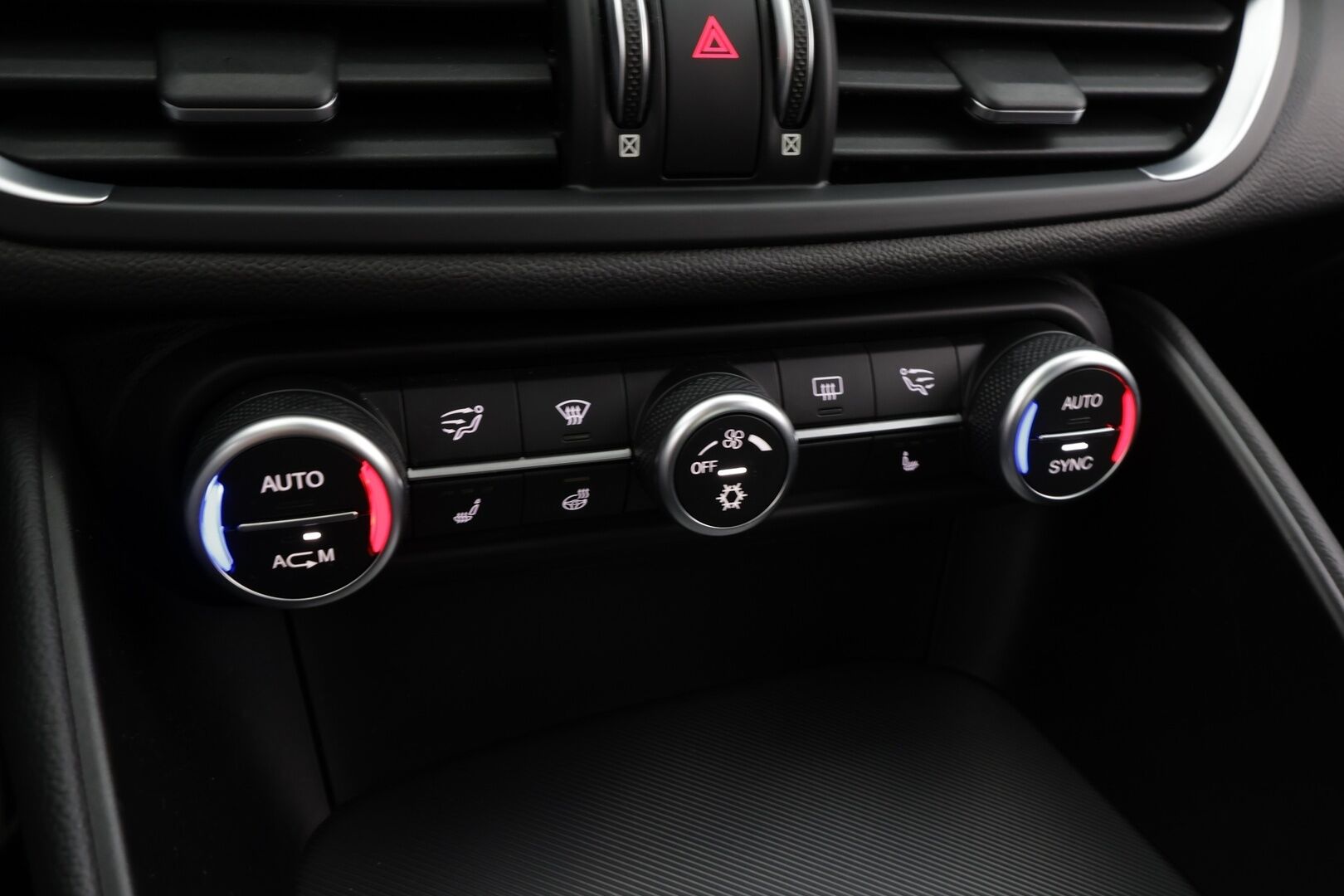 Alfa Romeo Giulia 2018 2,0 Bensiini 280hp AT8 AWD Veloce *Vakkari / Muistipenkki / Kaistavahti / Nahkaverhoilu /  Keyless / Lohkolämmitin * - Suomi-auto / Kahdet renkaat vanteilla - HULLUT VÄLIPÄIVÄT KORKOTARJOUS 2,49%