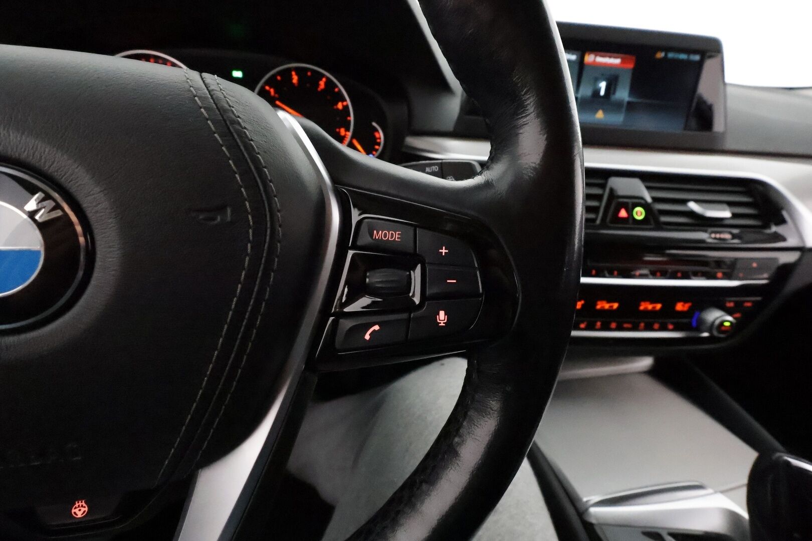 BMW 520 2018 G31 Touring 520d A Business Sport *Webasto / Kamera / LED / Koukku / Digimittaristo* - Suomi-auto / Kahdet renkaat aluvanteilla / Seuraava huolto 30tkm tai 05/2026