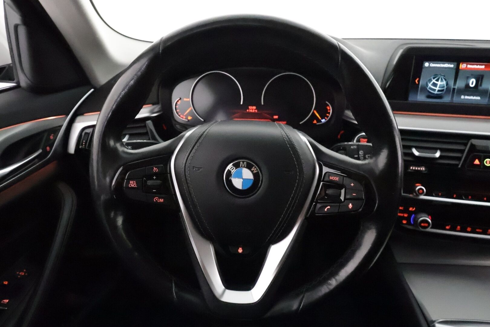 BMW 520 2018 G31 Touring 520d A Business Sport *Webasto / Kamera / LED / Koukku / Digimittaristo* - Suomi-auto / Kahdet renkaat aluvanteilla / Seuraava huolto 30tkm tai 05/2026