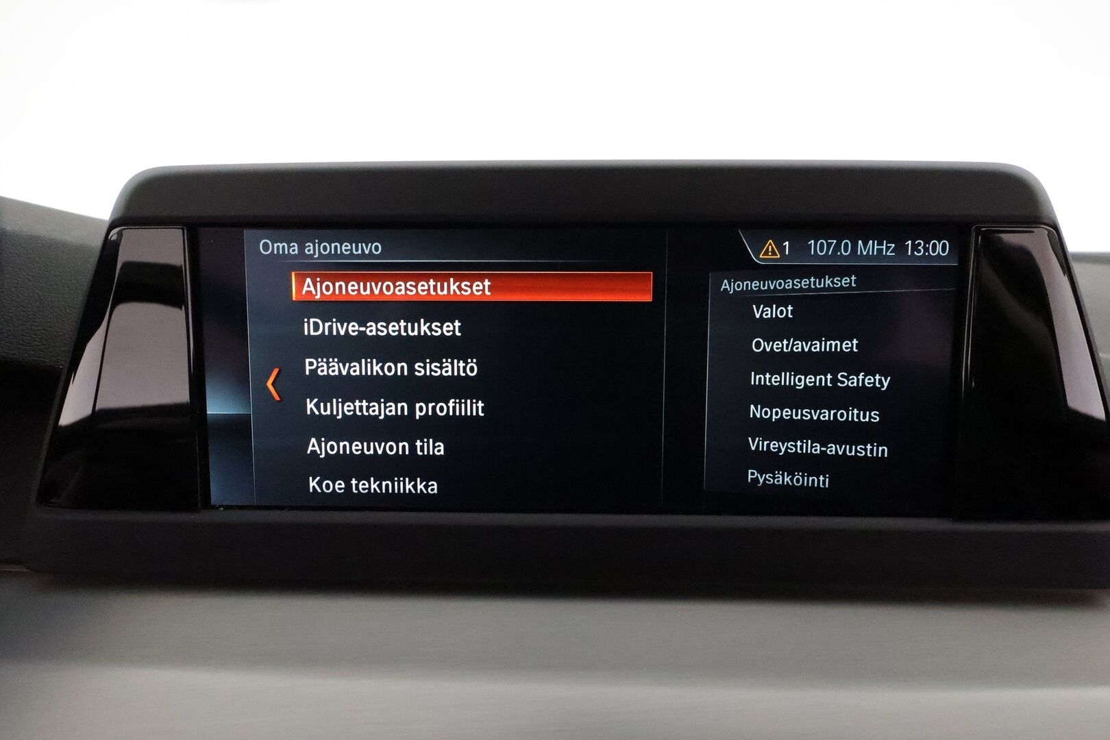 BMW 520 2018 G31 Touring 520d A Business Sport *Webasto / Kamera / LED / Koukku / Digimittaristo* - Suomi-auto / Kahdet renkaat aluvanteilla / Seuraava huolto 30tkm tai 05/2026