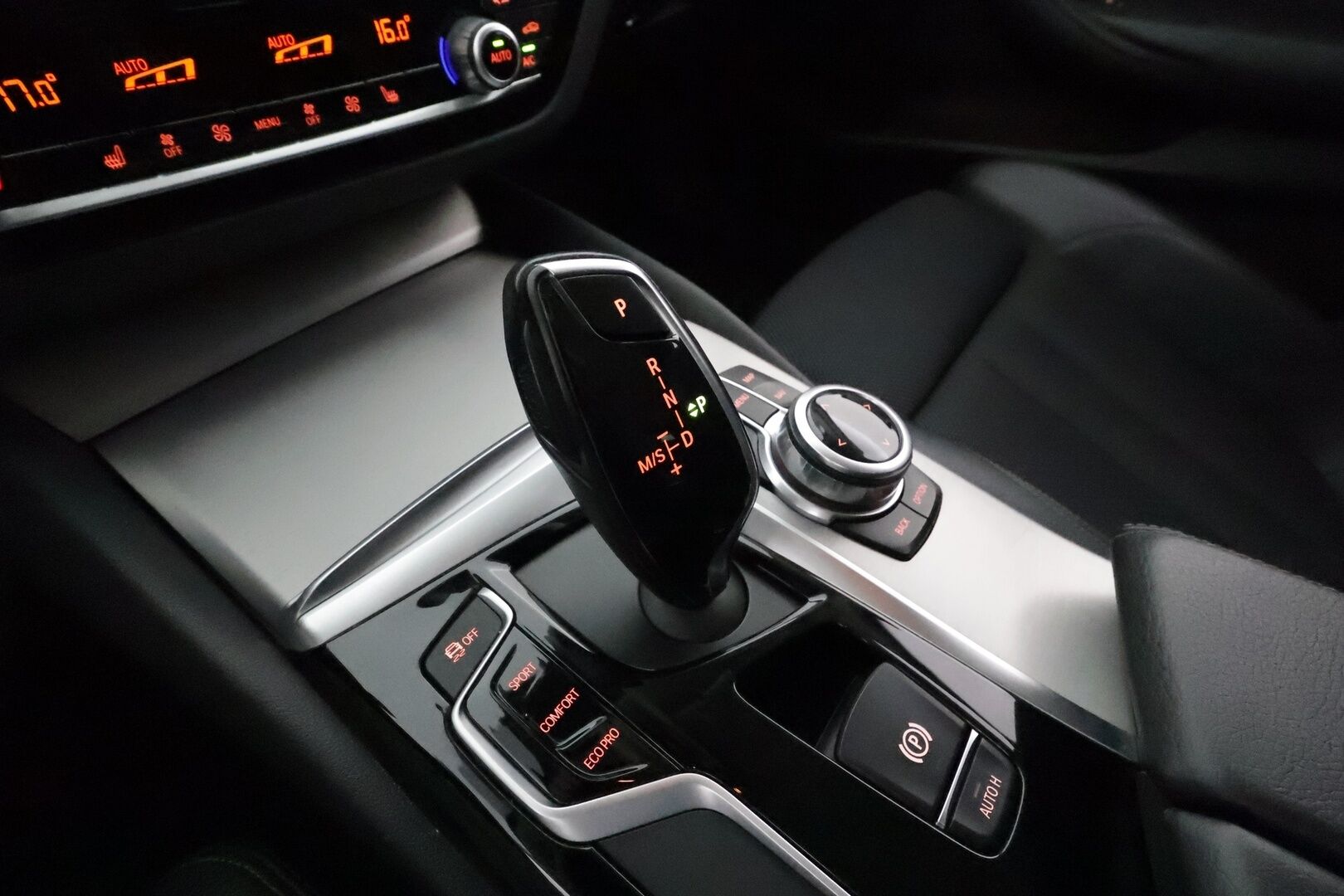 BMW 520 2018 G31 Touring 520d A Business Sport *Webasto / Kamera / LED / Koukku / Digimittaristo* - Suomi-auto / Kahdet renkaat aluvanteilla / Seuraava huolto 30tkm tai 05/2026