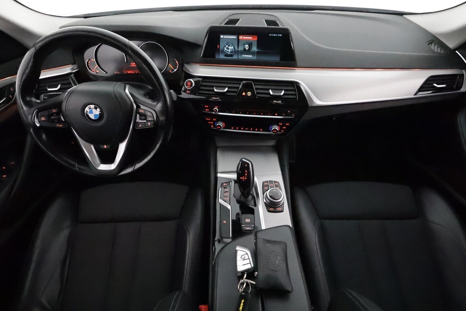 BMW 520 2018 G31 Touring 520d A Business Sport *Webasto / Kamera / LED / Koukku / Digimittaristo* - Suomi-auto / Kahdet renkaat aluvanteilla / Seuraava huolto 30tkm tai 05/2026