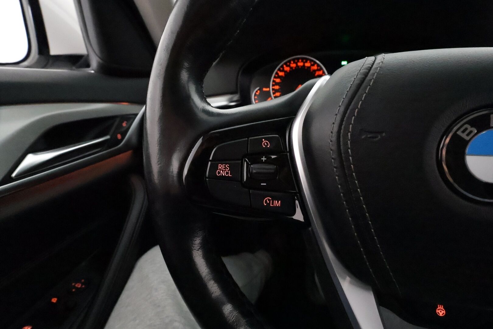 BMW 520 2018 G31 Touring 520d A Business Sport *Webasto / Kamera / LED / Koukku / Digimittaristo* - Suomi-auto / Kahdet renkaat aluvanteilla / Seuraava huolto 30tkm tai 05/2026