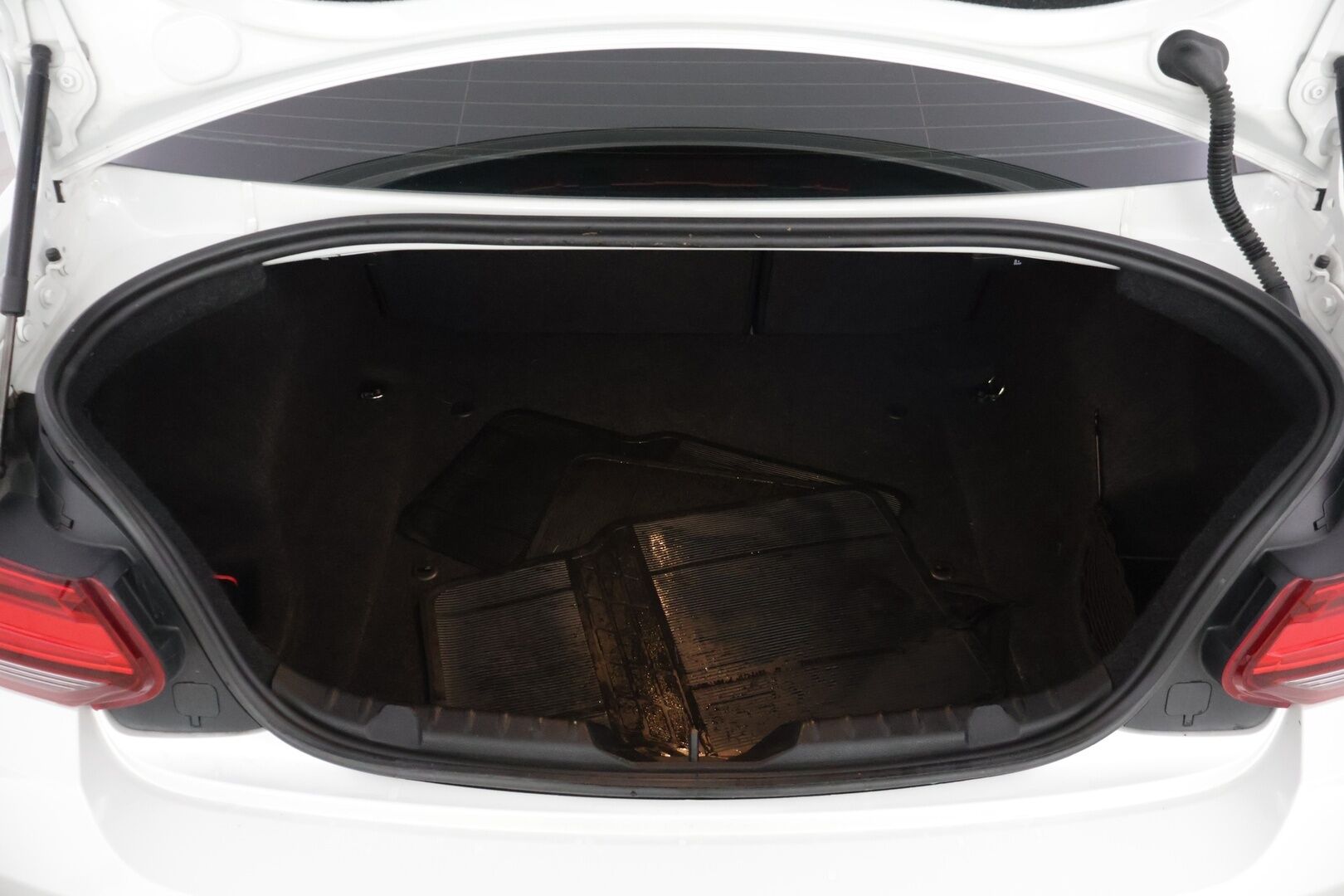 BMW 220 2018 F22 LCI Coupe 220i A Business / 2-om. Suomi-auto / Tutkat / Vakkari / Lohko / LED-valot / Bluetooth / Aut. Ilmastointi - 2x Aluvanteet / Hyvä huoltohistoria / Uudenveroiset Pirellin nastat! - HULLU BLACKWEEK KORKOTARJOUS 2,49%