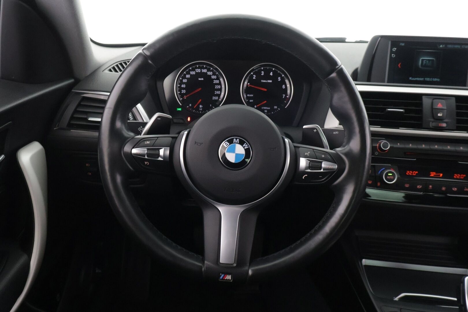 BMW 220 2018 F22 LCI Coupe 220i A Business / 2-om. Suomi-auto / Tutkat / Vakkari / Lohko / LED-valot / Bluetooth / Aut. Ilmastointi - 2x Aluvanteet / Hyvä huoltohistoria / Uudenveroiset Pirellin nastat! - HULLU BLACKWEEK KORKOTARJOUS 2,49%