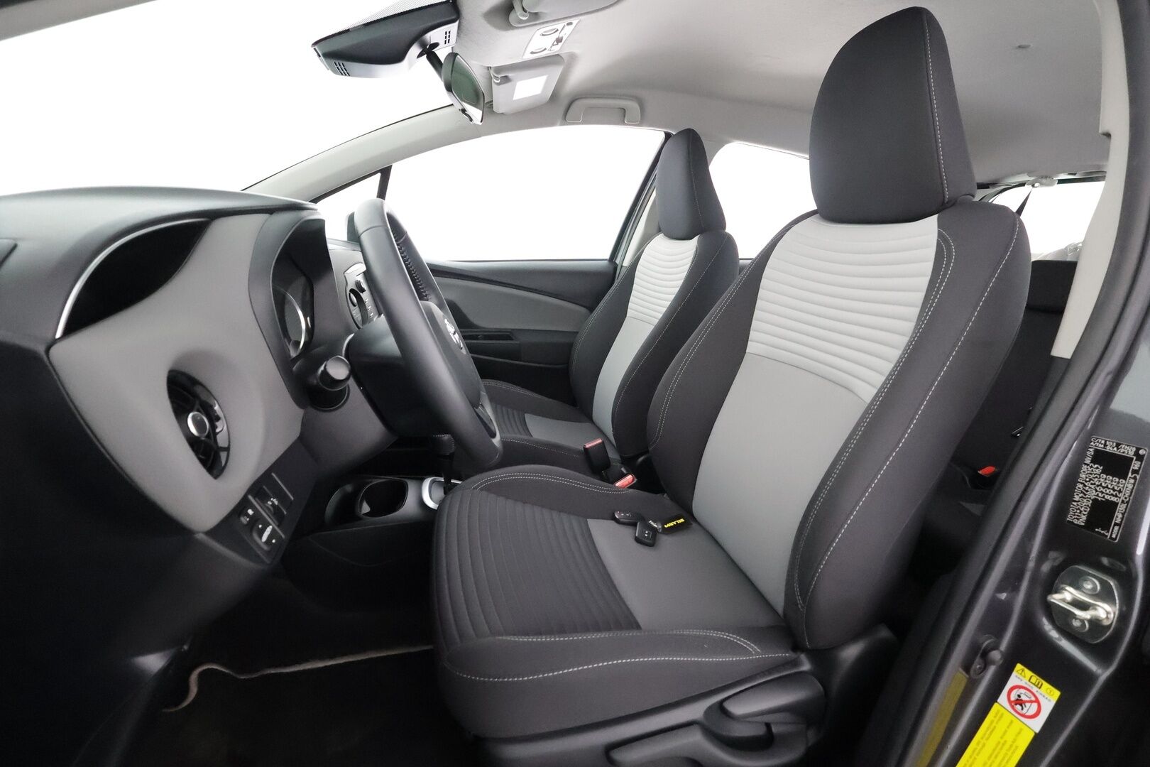 Toyota Yaris 2017 1,5 Hybrid Launch Edition 5ov - | 1-om suomiauto | Merkkihuollettu | Vakkari | Navi | P.kamera | LDA | PCS | RSA | Bluetooth | Aut. ilm | Lohko+sisähaara | 2x renkaat aluin |