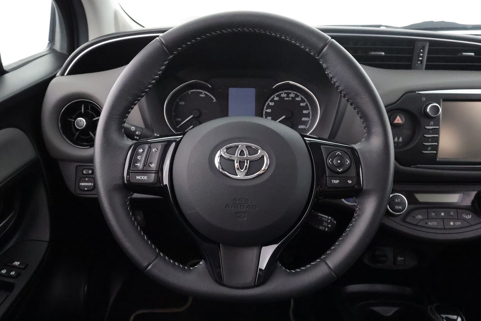 Toyota Yaris 2017 1,5 Hybrid Launch Edition 5ov - | 1-om suomiauto | Merkkihuollettu | Vakkari | Navi | P.kamera | LDA | PCS | RSA | Bluetooth | Aut. ilm | Lohko+sisähaara | 2x renkaat aluin |