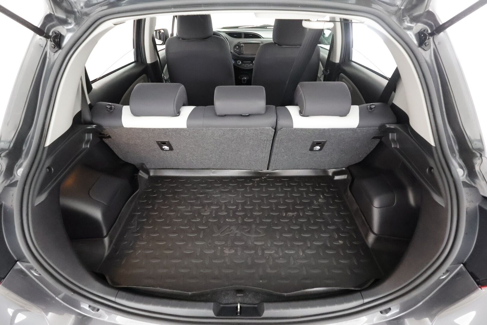 Toyota Yaris 2017 1,5 Hybrid Launch Edition 5ov - | 1-om suomiauto | Merkkihuollettu | Vakkari | Navi | P.kamera | LDA | PCS | RSA | Bluetooth | Aut. ilm | Lohko+sisähaara | 2x renkaat aluin |