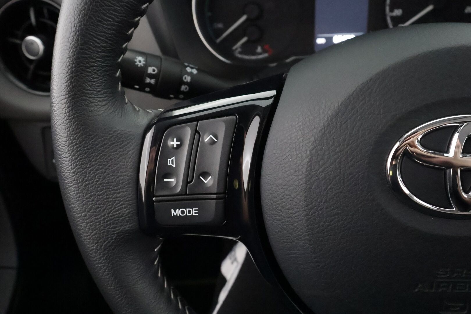 Toyota Yaris 2017 1,5 Hybrid Launch Edition 5ov - | 1-om suomiauto | Merkkihuollettu | Vakkari | Navi | P.kamera | LDA | PCS | RSA | Bluetooth | Aut. ilm | Lohko+sisähaara | 2x renkaat aluin |