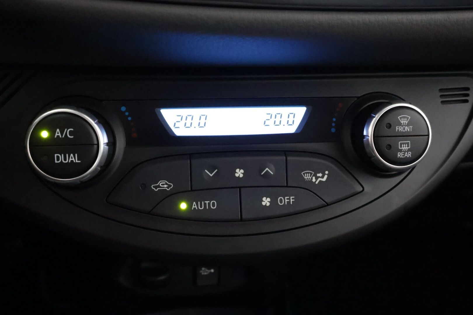 Toyota Yaris 2017 1,5 Hybrid Launch Edition 5ov - | 1-om suomiauto | Merkkihuollettu | Vakkari | Navi | P.kamera | LDA | PCS | RSA | Bluetooth | Aut. ilm | Lohko+sisähaara | 2x renkaat aluin |