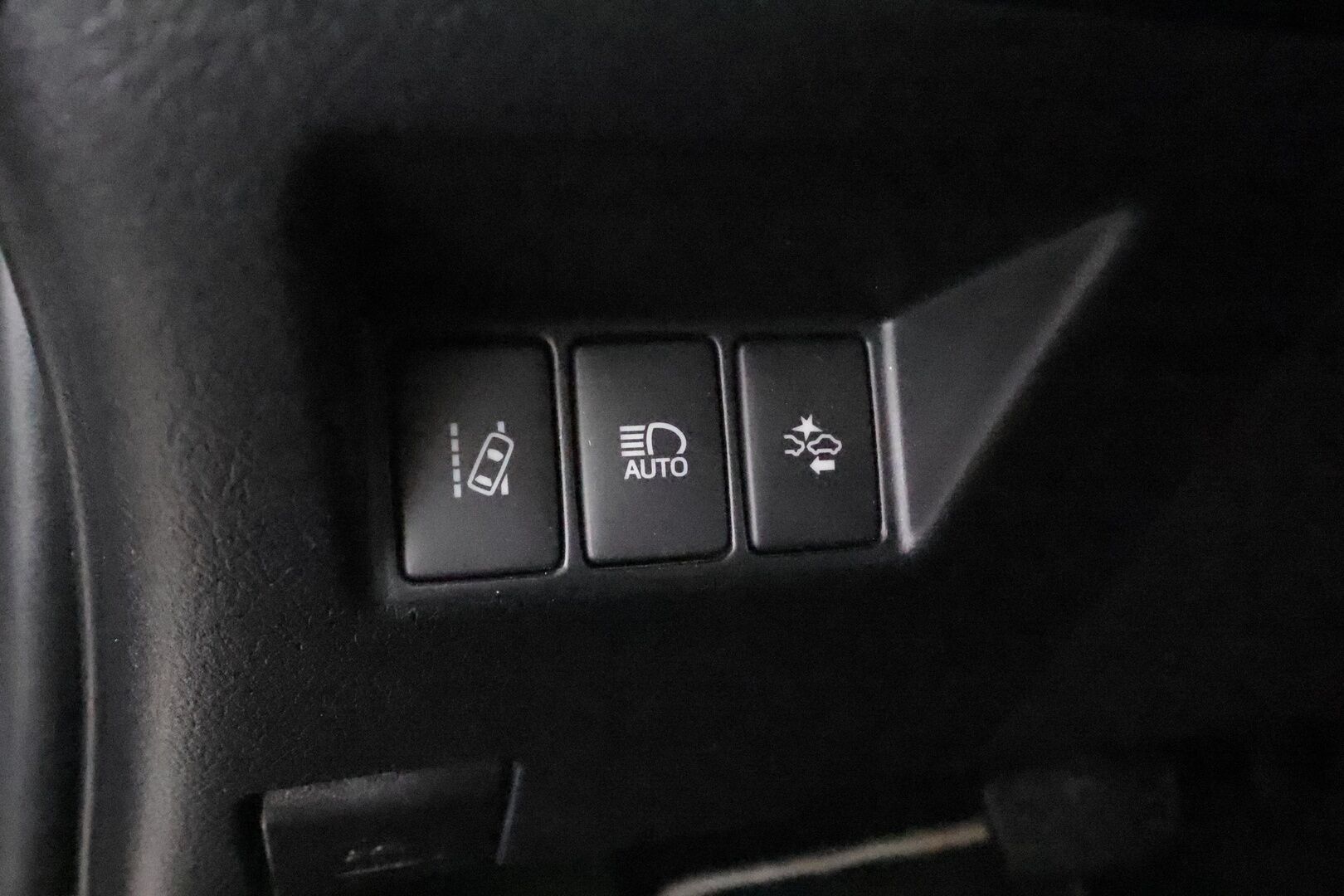 Toyota Yaris 2017 1,5 Hybrid Launch Edition 5ov - | 1-om suomiauto | Merkkihuollettu | Vakkari | Navi | P.kamera | LDA | PCS | RSA | Bluetooth | Aut. ilm | Lohko+sisähaara | 2x renkaat aluin |