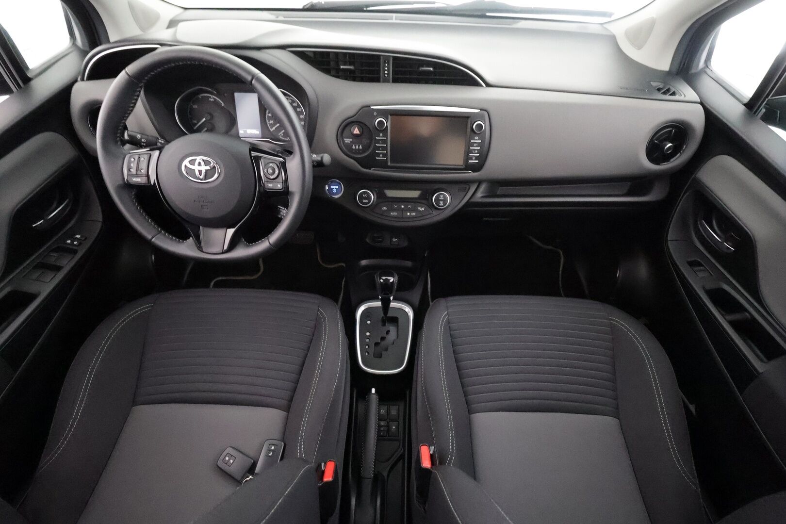 Toyota Yaris 2017 1,5 Hybrid Launch Edition 5ov - | 1-om suomiauto | Merkkihuollettu | Vakkari | Navi | P.kamera | LDA | PCS | RSA | Bluetooth | Aut. ilm | Lohko+sisähaara | 2x renkaat aluin |