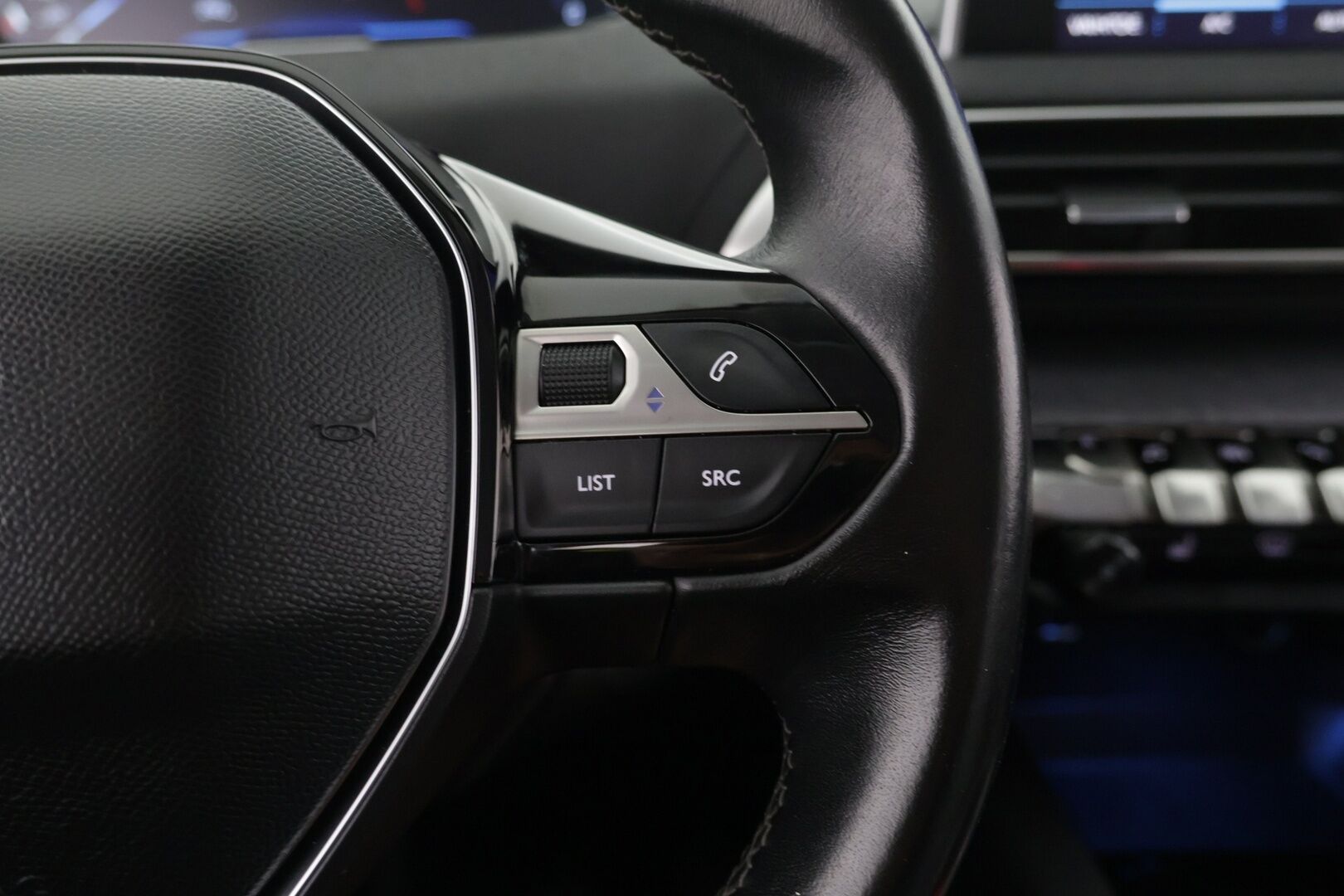Peugeot 5008 2018 Allure PureTech 130 7-hlö - | Lohko | 180-kamera | Koukku | Vaalea osanahka | Navi |