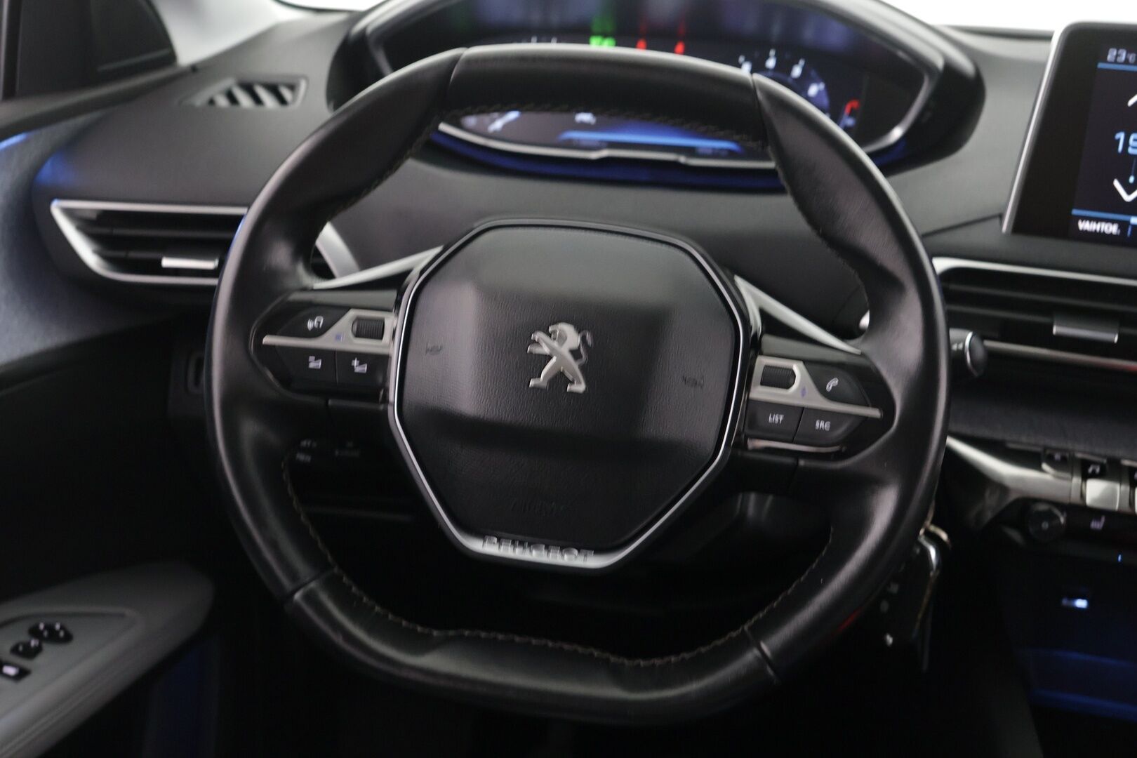 Peugeot 5008 2018 Allure PureTech 130 7-hlö - | Lohko | 180-kamera | Koukku | Vaalea osanahka | Navi |