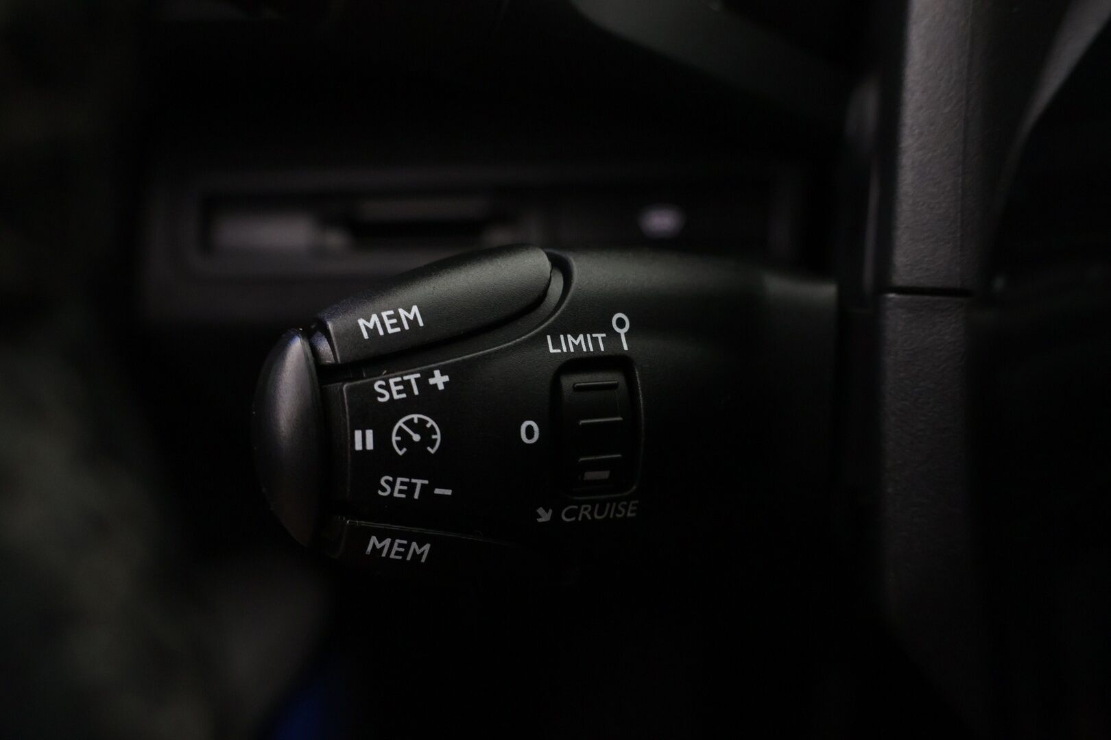 Peugeot 5008 2018 Allure PureTech 130 7-hlö - | Lohko | 180-kamera | Koukku | Vaalea osanahka | Navi |
