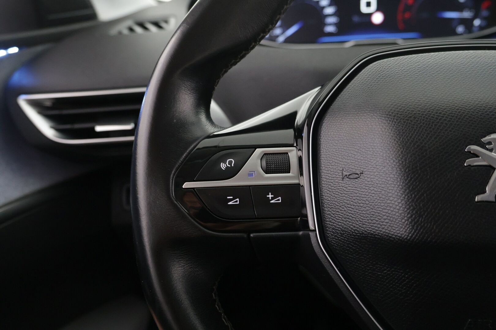 Peugeot 5008 2018 Allure PureTech 130 7-hlö - | Lohko | 180-kamera | Koukku | Vaalea osanahka | Navi |
