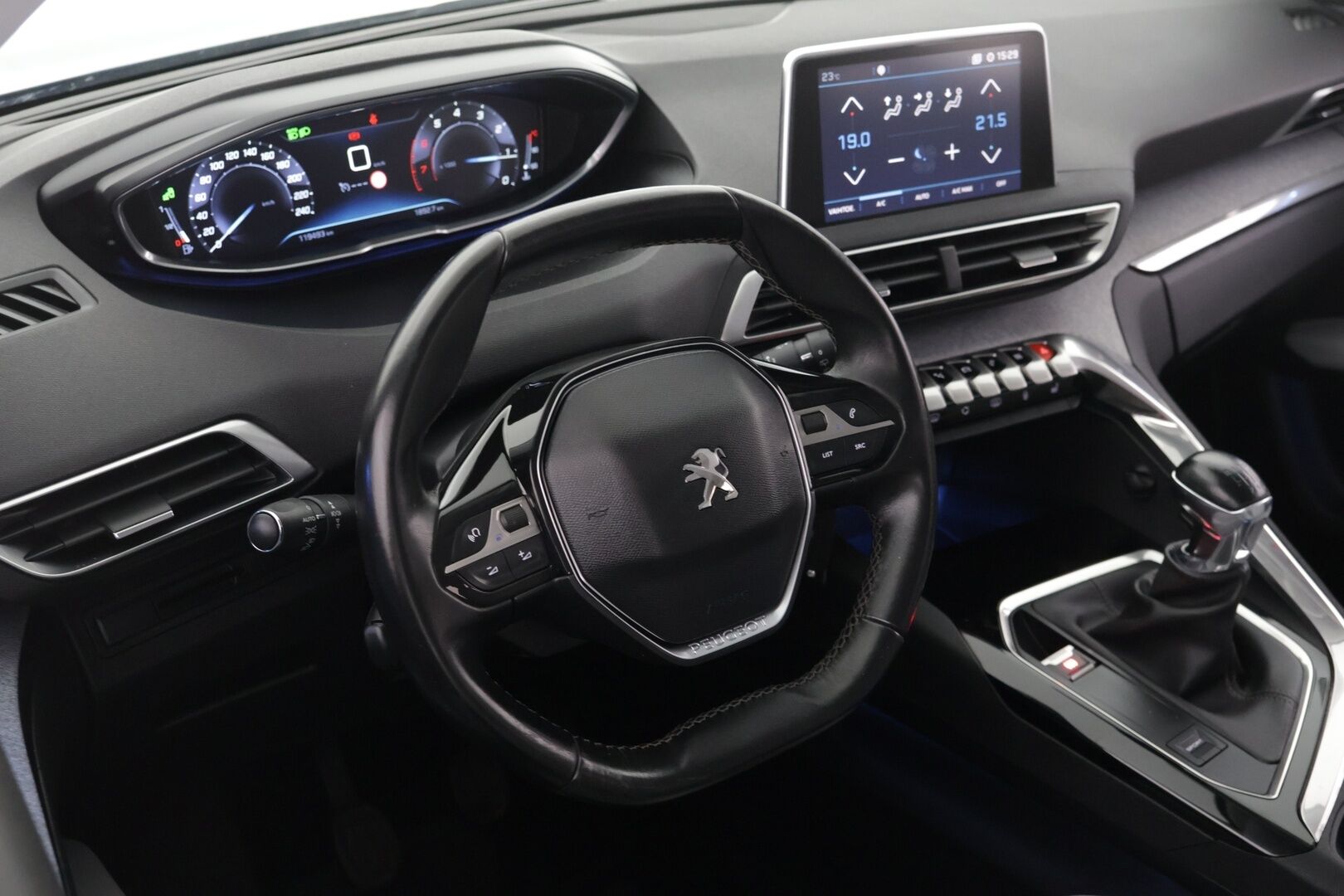 Peugeot 5008 2018 Allure PureTech 130 7-hlö - | Lohko | 180-kamera | Koukku | Vaalea osanahka | Navi |