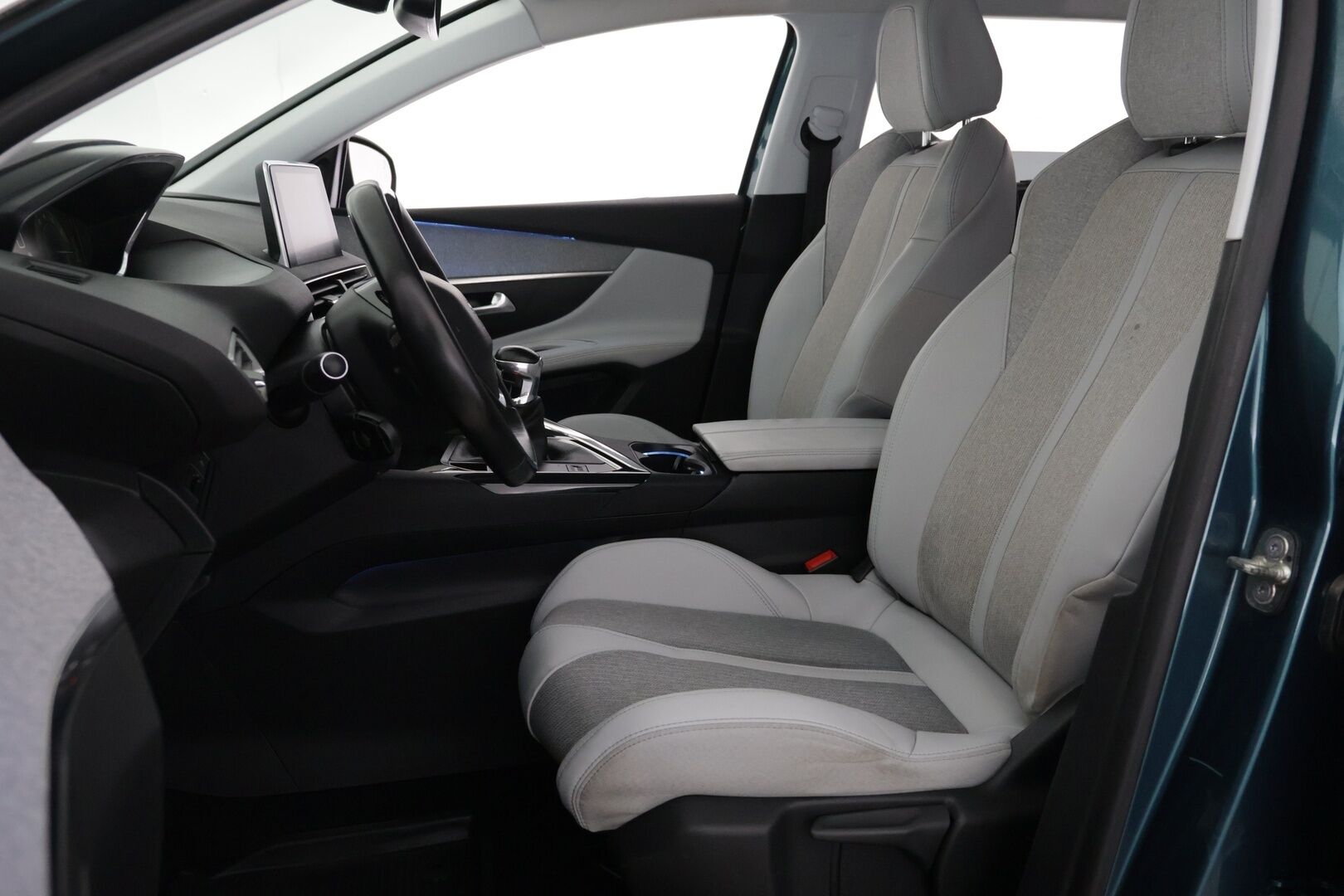 Peugeot 5008 2018 Allure PureTech 130 7-hlö - | Lohko | 180-kamera | Koukku | Vaalea osanahka | Navi |