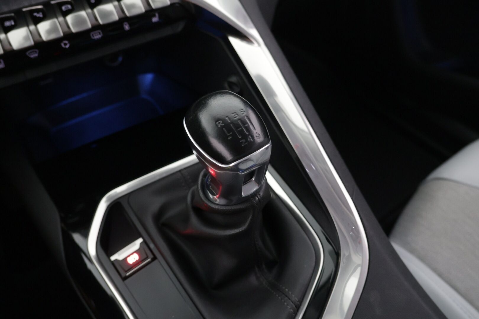 Peugeot 5008 2018 Allure PureTech 130 7-hlö - | Lohko | 180-kamera | Koukku | Vaalea osanahka | Navi |