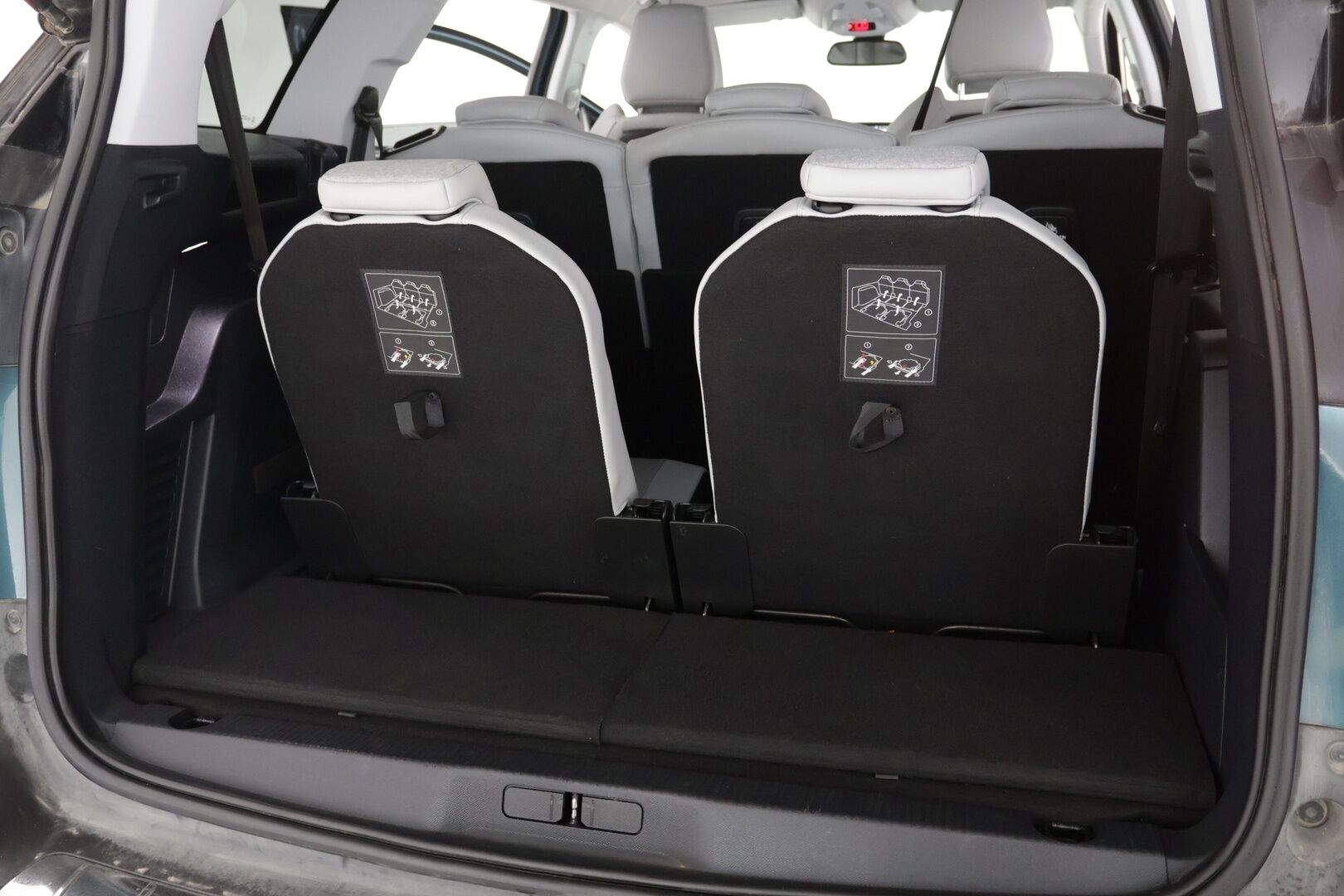 Peugeot 5008 2018 Allure PureTech 130 7-hlö - | Lohko | 180-kamera | Koukku | Vaalea osanahka | Navi |