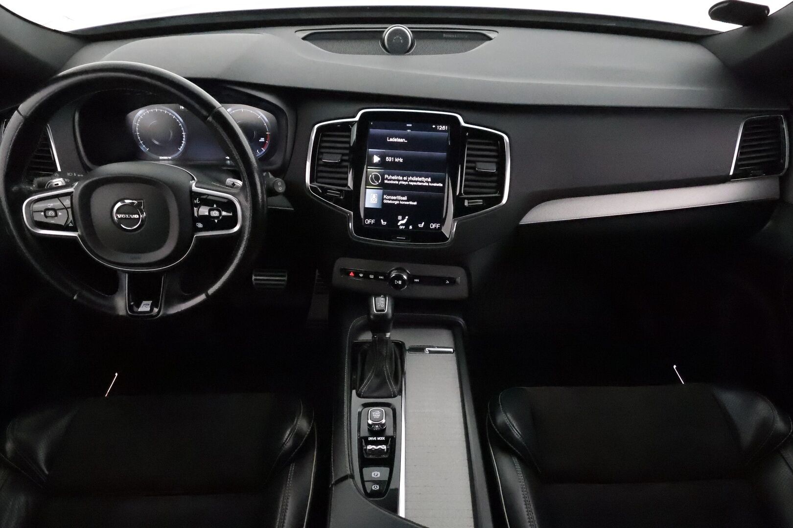 Volvo XC90 2018 D5 AWD R-Design aut 7-P *ACC / 360° / B&W / Koukku / Ilma-alusta / Full LED / Navi / BLIS / Muistipenkit* - 3,99 % KORKOTARJOUS TÄHÄN AUTOON 28.9. ASTI! - Suomi-auto / Kahdet renkaat aluvanteilla / Merkkihuollettu