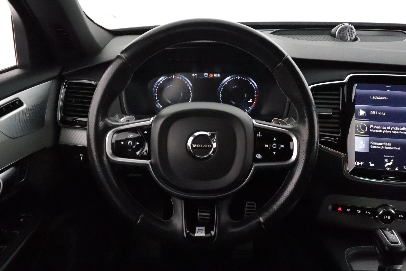 Volvo XC90 2018 D5 AWD R-Design aut 7-P *ACC / 360° / B&W / Koukku / Ilma-alusta / Full LED / Navi / BLIS / Muistipenkit* - 3,99 % KORKOTARJOUS TÄHÄN AUTOON 28.9. ASTI! - Suomi-auto / Kahdet renkaat aluvanteilla / Merkkihuollettu