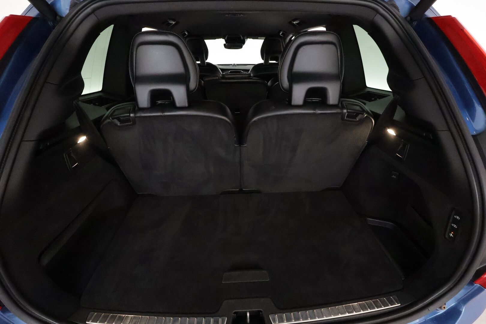 Volvo XC90 2018 D5 AWD R-Design aut 7-P *ACC / 360° / B&W / Koukku / Ilma-alusta / Full LED / Navi / BLIS / Muistipenkit* - 3,99 % KORKOTARJOUS TÄHÄN AUTOON 28.9. ASTI! - Suomi-auto / Kahdet renkaat aluvanteilla / Merkkihuollettu