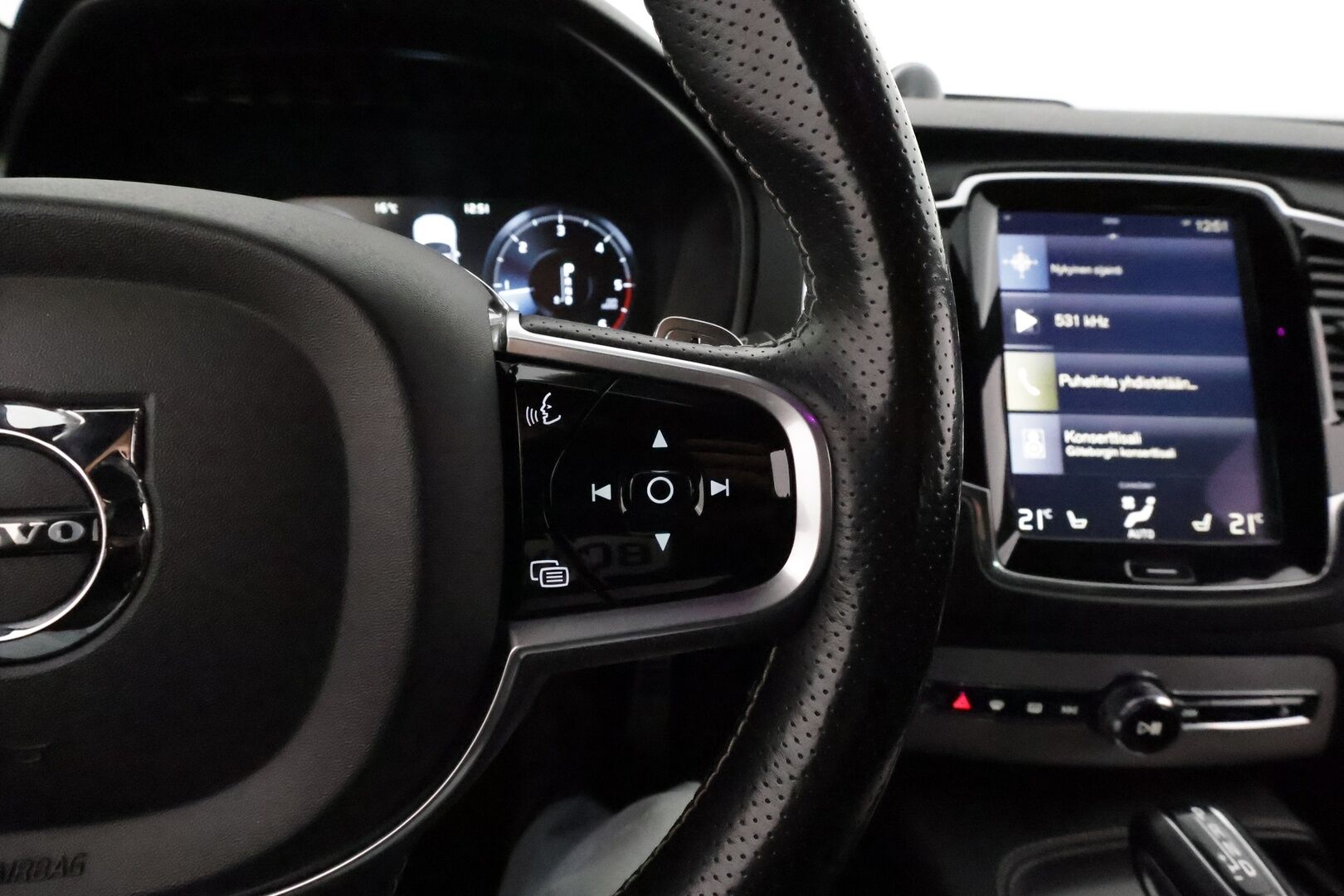 Volvo XC90 2018 D5 AWD R-Design aut 7-P *ACC / 360° / B&W / Koukku / Ilma-alusta / Full LED / Navi / BLIS / Muistipenkit* - 3,99 % KORKOTARJOUS TÄHÄN AUTOON 28.9. ASTI! - Suomi-auto / Kahdet renkaat aluvanteilla / Merkkihuollettu