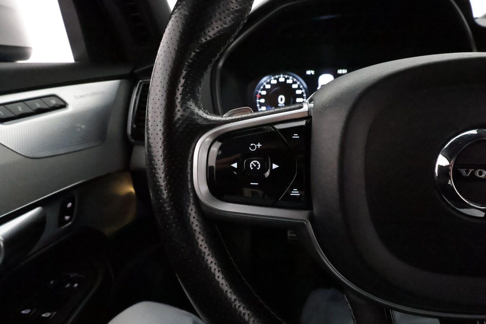 Volvo XC90 2018 D5 AWD R-Design aut 7-P *ACC / 360° / B&W / Koukku / Ilma-alusta / Full LED / Navi / BLIS / Muistipenkit* - 3,99 % KORKOTARJOUS TÄHÄN AUTOON 28.9. ASTI! - Suomi-auto / Kahdet renkaat aluvanteilla / Merkkihuollettu
