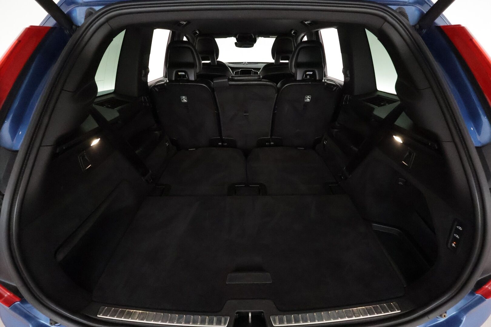 Volvo XC90 2018 D5 AWD R-Design aut 7-P *ACC / 360° / B&W / Koukku / Ilma-alusta / Full LED / Navi / BLIS / Muistipenkit* - 3,99 % KORKOTARJOUS TÄHÄN AUTOON 28.9. ASTI! - Suomi-auto / Kahdet renkaat aluvanteilla / Merkkihuollettu