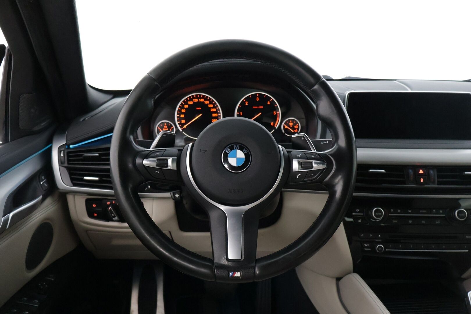 BMW X6 2017 F16 xDrive30d M-Sport * H&K / HUD / Prof. Navi / Kamera / Muistipenkki / Suomiauto * - 3,99 % KORKOTARJOUS TÄHÄN AUTOON - * LCI malli, uudemmalla mittaristolla ja kosketusnäytöllisellä iDrivellä! / Adaptiivisella M-alustalla! / Näyttävä, siisti auto 22" kesävanteilla! *