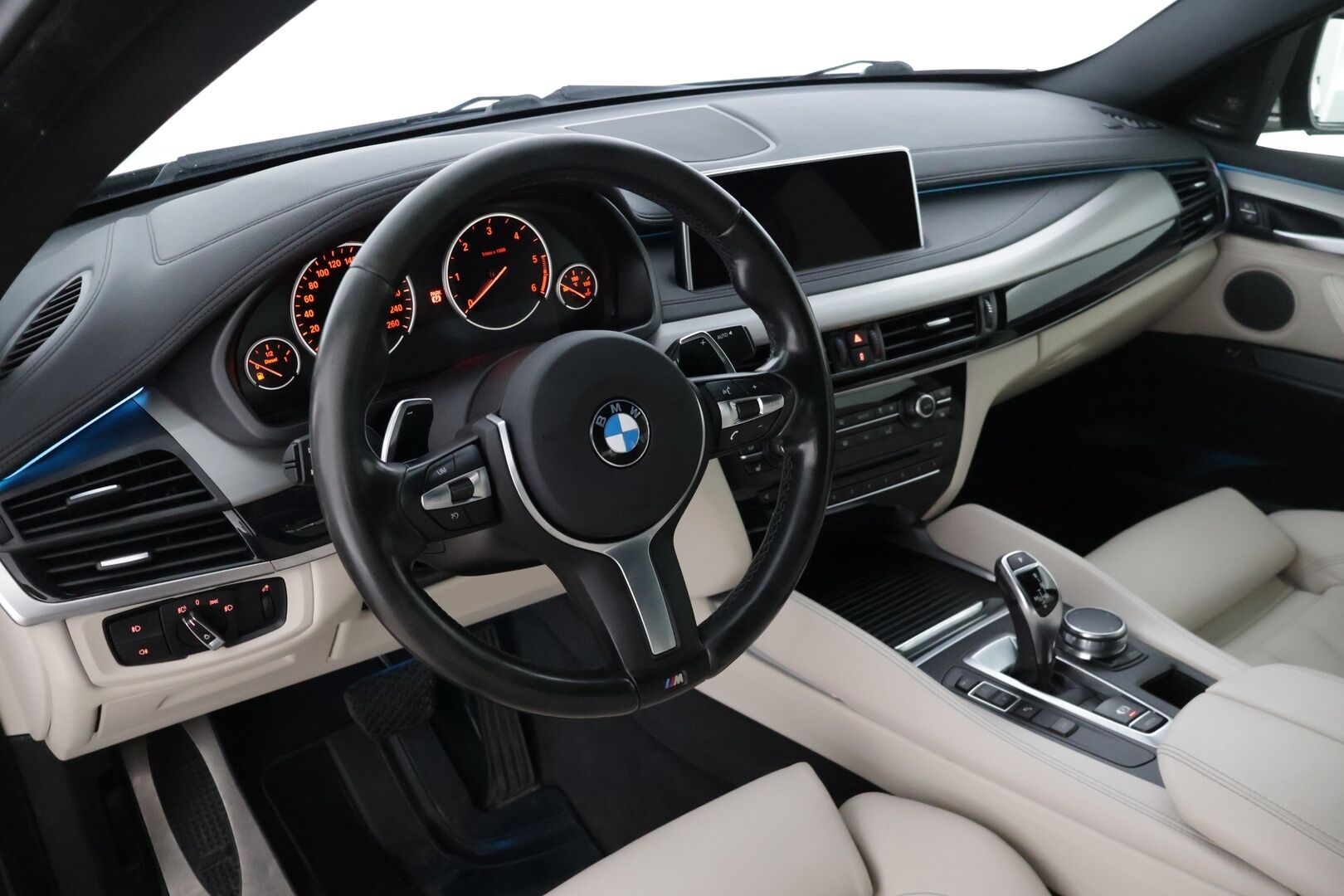 BMW X6 2017 F16 xDrive30d M-Sport * H&K / HUD / Prof. Navi / Kamera / Muistipenkki / Suomiauto * - 3,99 % KORKOTARJOUS TÄHÄN AUTOON - * LCI malli, uudemmalla mittaristolla ja kosketusnäytöllisellä iDrivellä! / Adaptiivisella M-alustalla! / Näyttävä, siisti auto 22" kesävanteilla! *