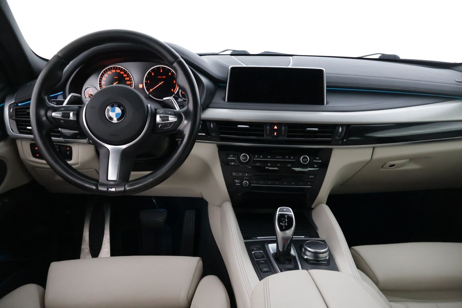 BMW X6 2017 F16 xDrive30d M-Sport * H&K / HUD / Prof. Navi / Kamera / Muistipenkki / Suomiauto * - 3,99 % KORKOTARJOUS TÄHÄN AUTOON - * LCI malli, uudemmalla mittaristolla ja kosketusnäytöllisellä iDrivellä! / Adaptiivisella M-alustalla! / Näyttävä, siisti auto 22" kesävanteilla! *