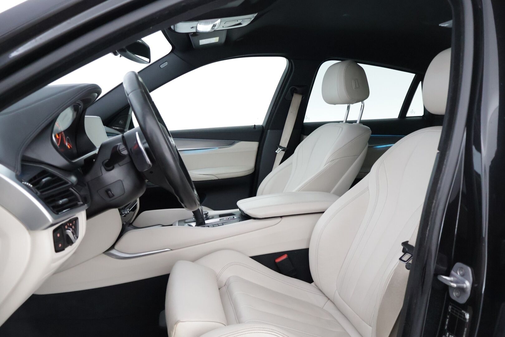 BMW X6 2017 F16 xDrive30d M-Sport * H&K / HUD / Prof. Navi / Kamera / Muistipenkki / Suomiauto * - 3,99 % KORKOTARJOUS TÄHÄN AUTOON - * LCI malli, uudemmalla mittaristolla ja kosketusnäytöllisellä iDrivellä! / Adaptiivisella M-alustalla! / Näyttävä, siisti auto 22" kesävanteilla! *