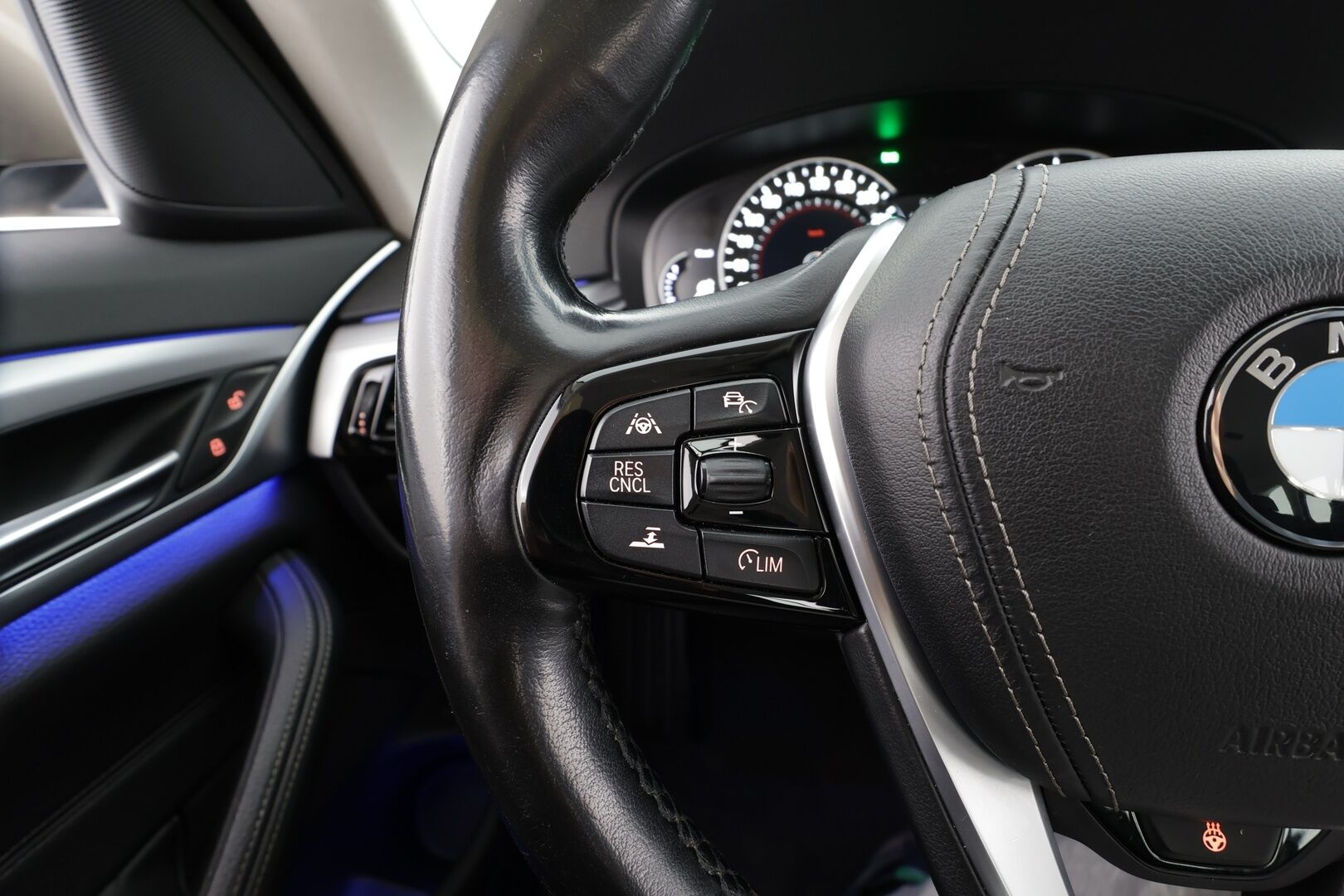 BMW 520 2018 G31 Touring 520d A xDrive Business Comfort * Koukku / HiFi / ACC / LED / P.Kamera / Sporttinahat / Navi / Keyless* - Suomi-auto / Kahdet renkaat / Merkkihuollettu! - HULLUT JOULUT KORKOTARJOUS 2,49% 