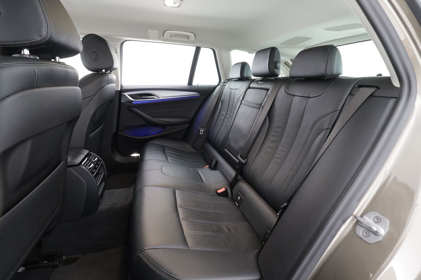 BMW 520 2018 G31 Touring 520d A xDrive Business Comfort * Koukku / HiFi / ACC / LED / P.Kamera / Sporttinahat / Navi / Keyless* - Suomi-auto / Kahdet renkaat / Merkkihuollettu! - HULLUT JOULUT KORKOTARJOUS 2,49% 