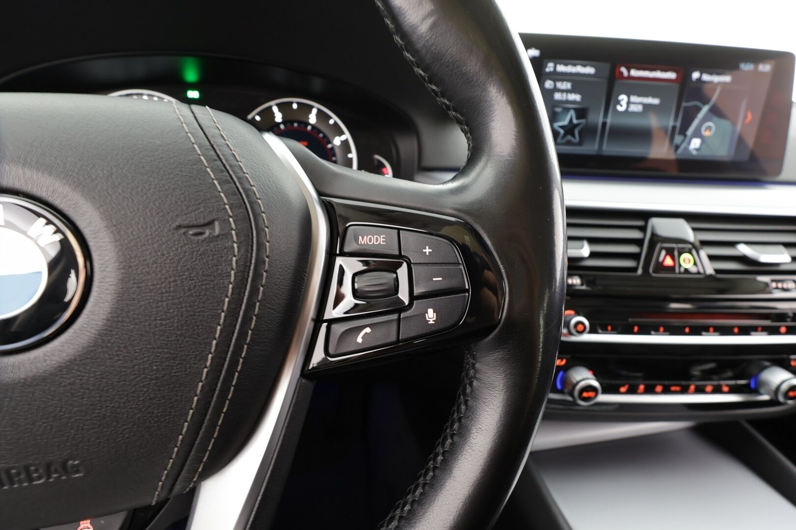 BMW 520 2018 G31 Touring 520d A xDrive Business Comfort * Koukku / HiFi / ACC / LED / P.Kamera / Sporttinahat / Navi / Keyless* - Suomi-auto / Kahdet renkaat / Merkkihuollettu! - HULLUT JOULUT KORKOTARJOUS 2,49% 