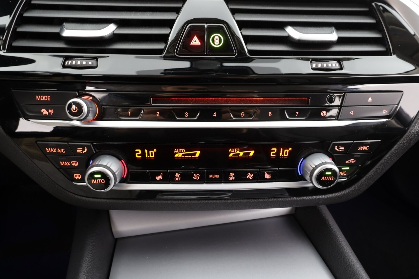 BMW 520 2018 G31 Touring 520d A xDrive Business Comfort * Koukku / HiFi / ACC / LED / P.Kamera / Sporttinahat / Navi / Keyless* - Suomi-auto / Kahdet renkaat / Merkkihuollettu! - HULLUT JOULUT KORKOTARJOUS 2,49% 