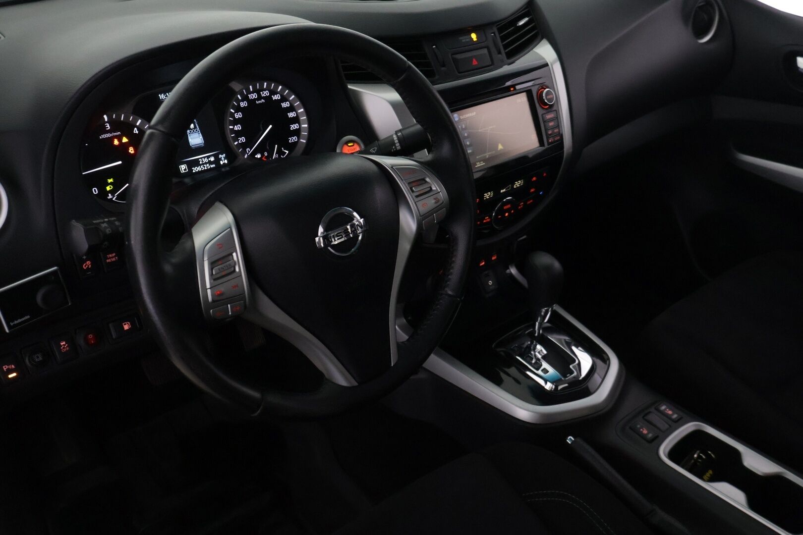 Nissan Navara 2018 Double Cab 2,3 dCi EURO6 190hp AT Tekna 2 seats - *Suomi-auto | PA-lämmitin | Vakkari | 360-kamera | Vetokoukku | Navigointi | Lisävalot | 2x Renkaat & Vanteet | Lavanpäällinen | Kattava huoltohistoria*