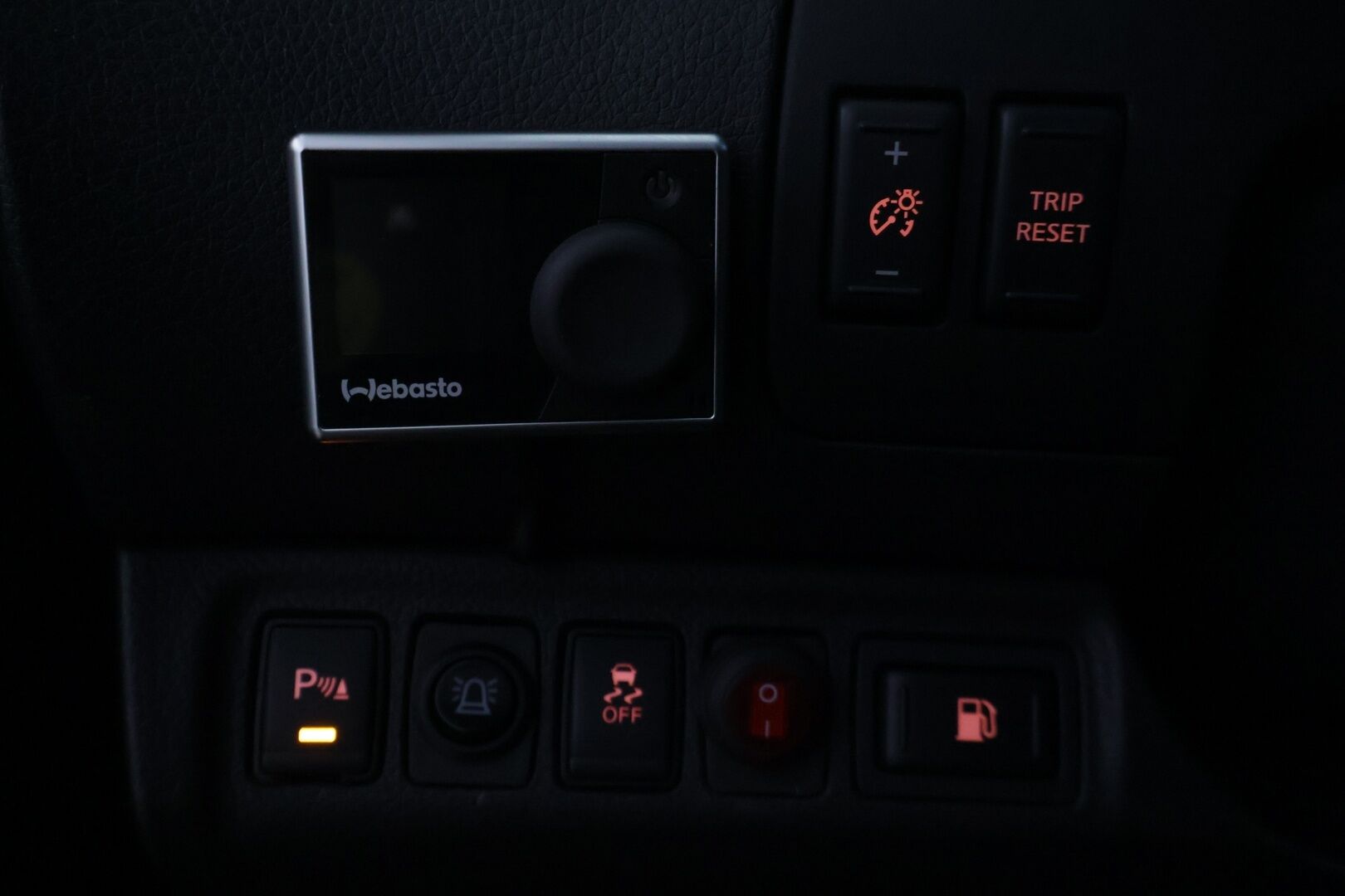 Nissan Navara 2018 Double Cab 2,3 dCi EURO6 190hp AT Tekna 2 seats - *Suomi-auto | PA-lämmitin | Vakkari | 360-kamera | Vetokoukku | Navigointi | Lisävalot | 2x Renkaat & Vanteet | Lavanpäällinen | Kattava huoltohistoria*