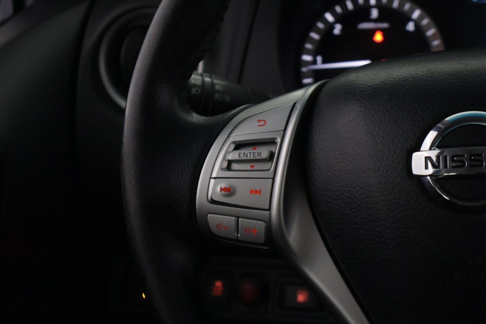 Nissan Navara 2018 Double Cab 2,3 dCi EURO6 190hp AT Tekna 2 seats - *Suomi-auto | PA-lämmitin | Vakkari | 360-kamera | Vetokoukku | Navigointi | Lisävalot | 2x Renkaat & Vanteet | Lavanpäällinen | Kattava huoltohistoria*