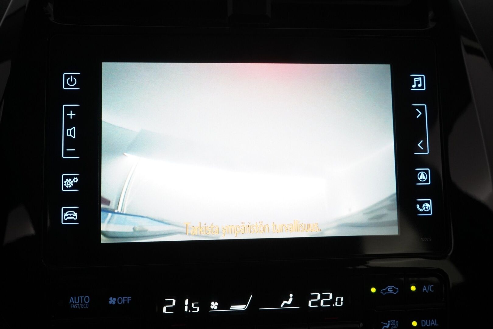 Toyota Prius Plug-in 2017 Solar *Kamera / Paneelit / Lohko+sisähaara / Vakionopeudensäädin / Bluetooth / Navi* - Suomi-auto / Merkkihuollot / Aurinkopaneelit / Kahdet OEM Vanteet / Kahdet kaapelit